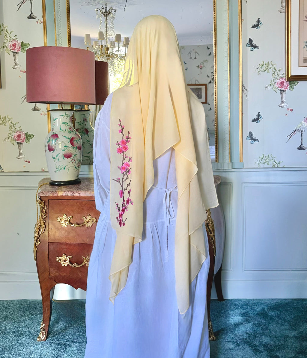 The Featherington — Jaune beurre avec broderie florale précieuse