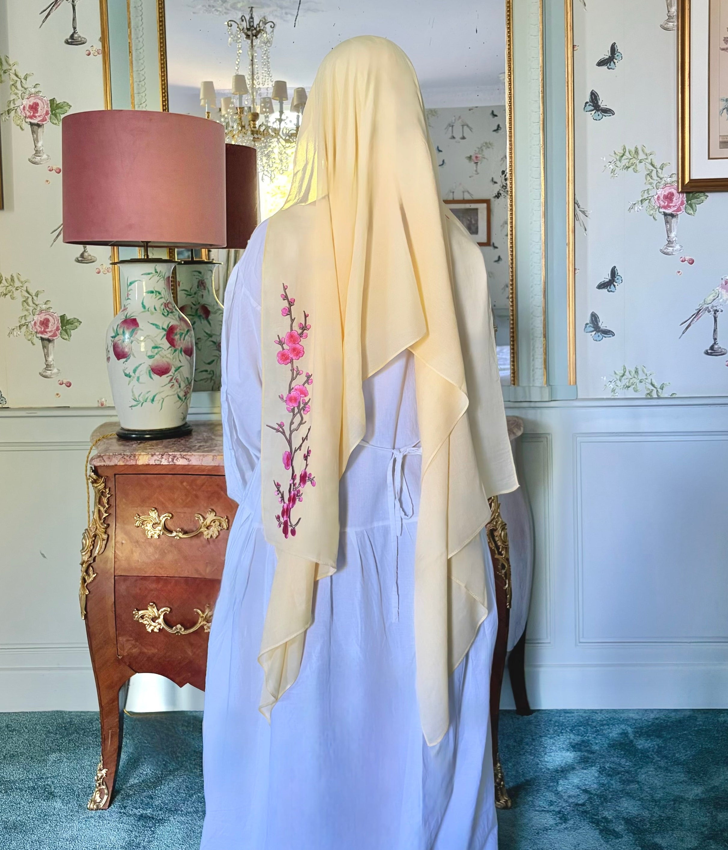 The Featherington — Jaune beurre avec broderie florale précieuse