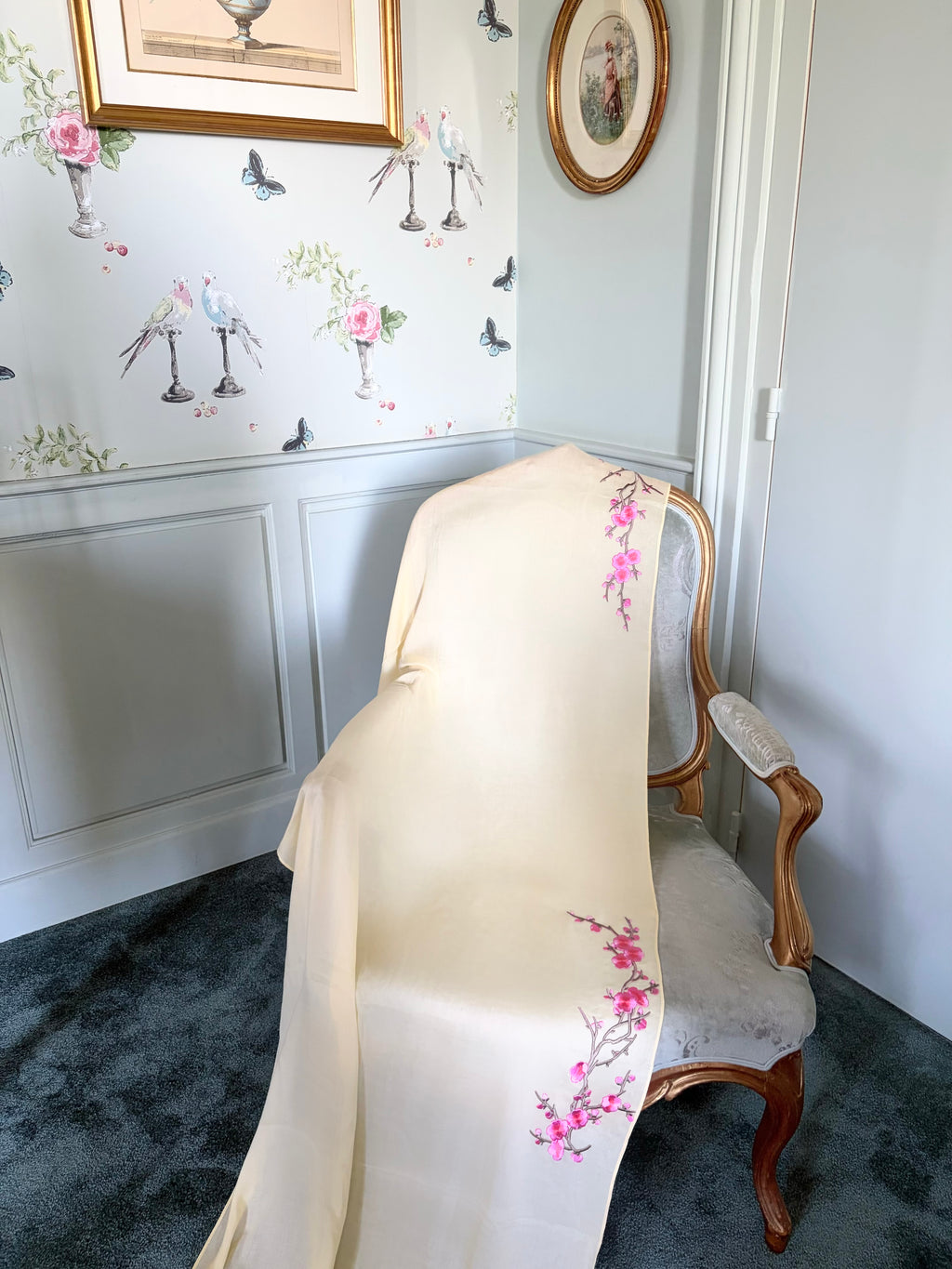 The Featherington — Jaune beurre avec broderie florale précieuse