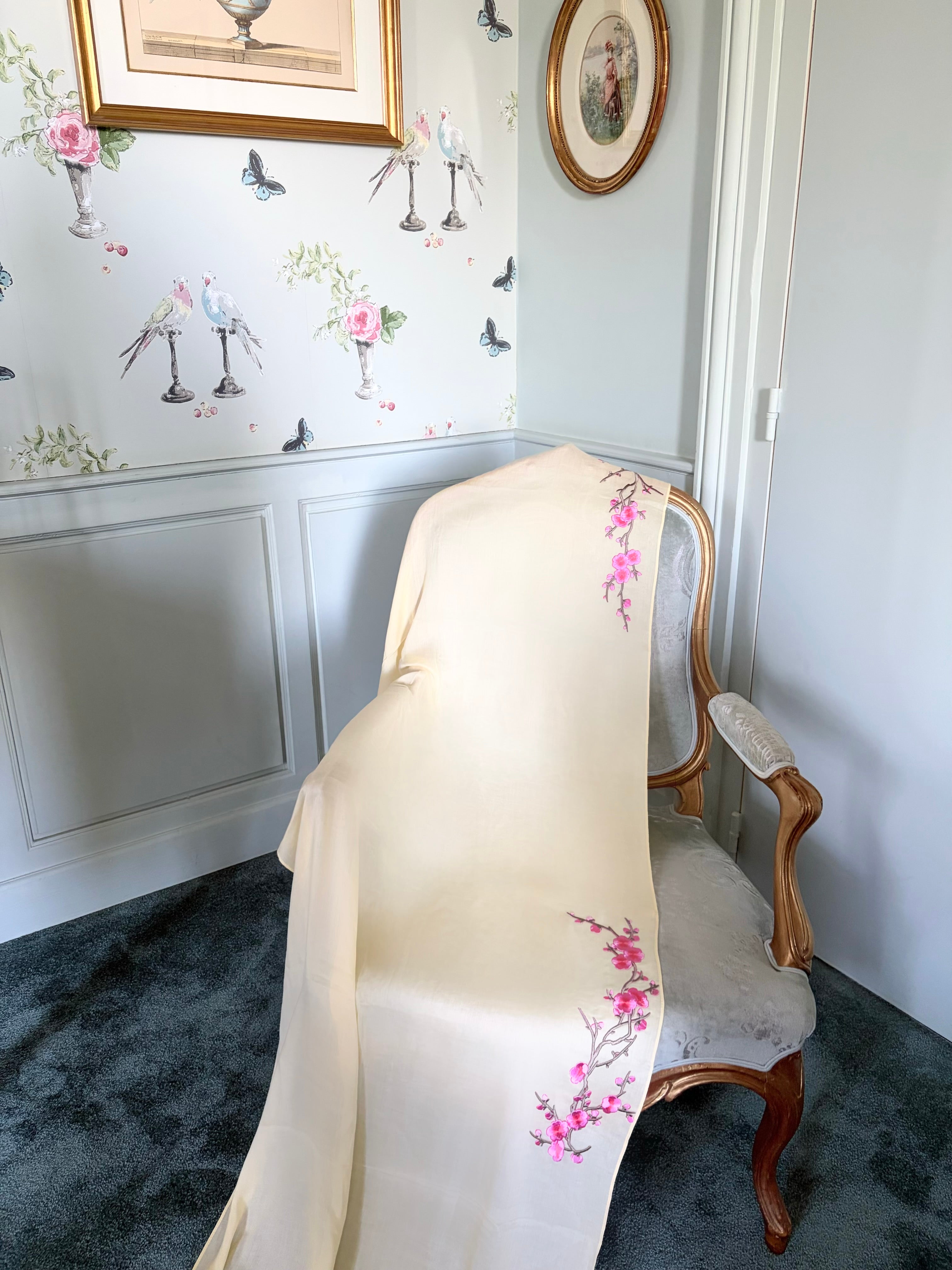 The Featherington — Jaune beurre avec broderie florale précieuse