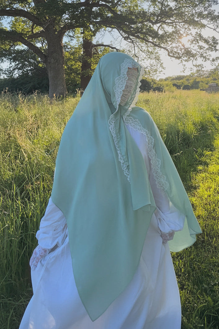 The Kathani — Vert sauge avec dentelle blanche romantique