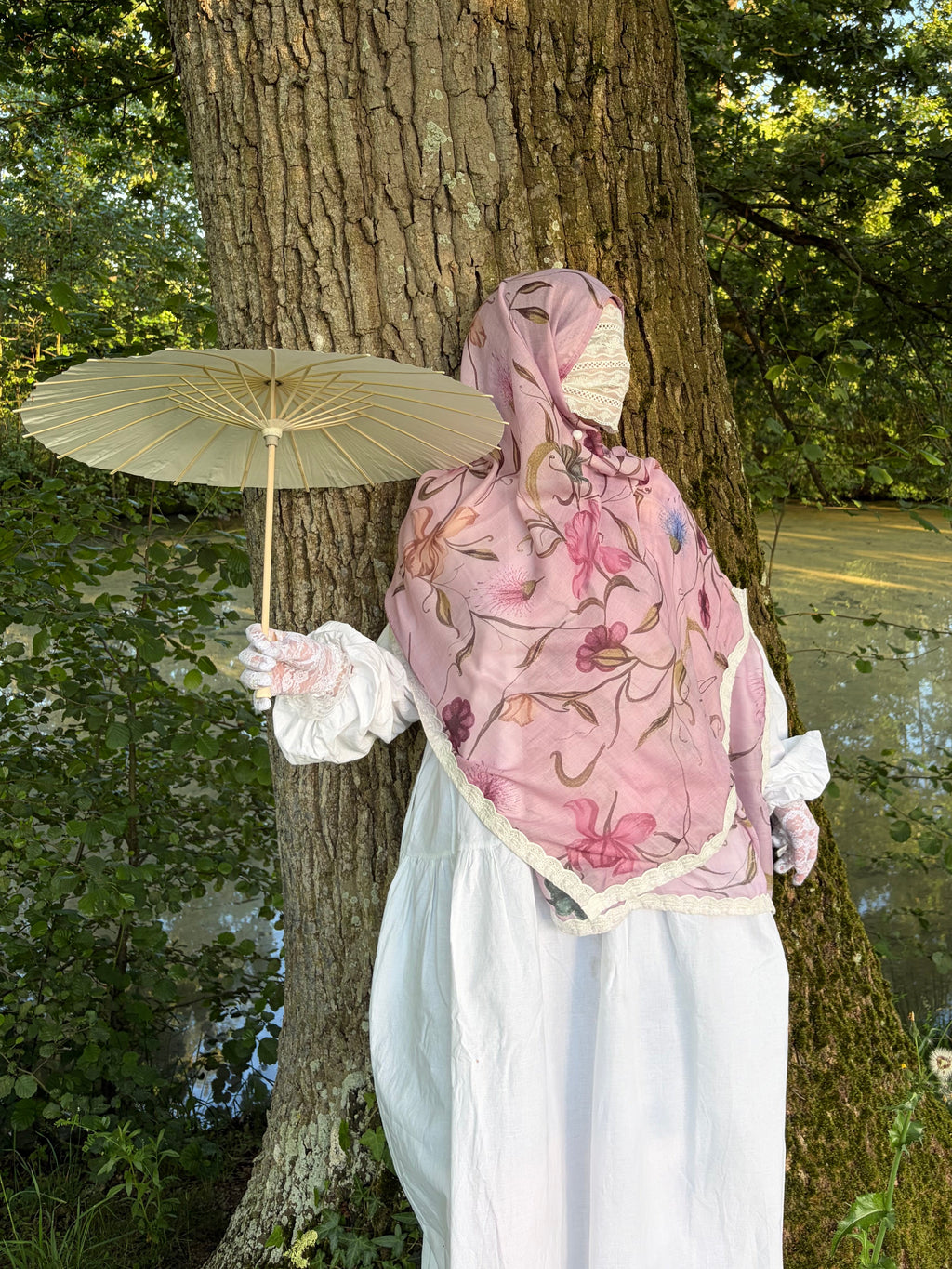 The Daphne — Rose à fleurs peintes, bordure en broderie blanche