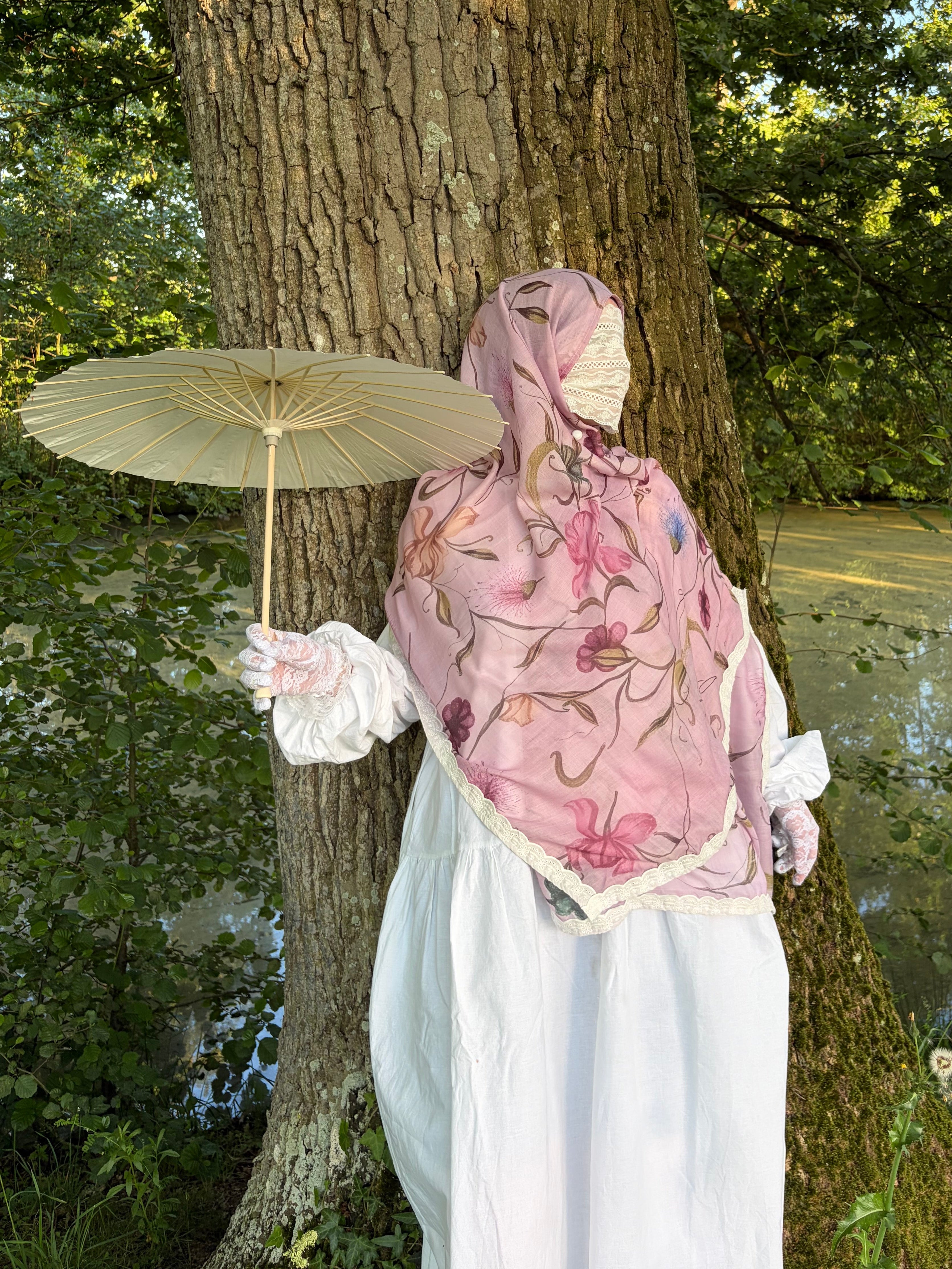The Daphne — Rose à fleurs peintes, bordure en broderie blanche