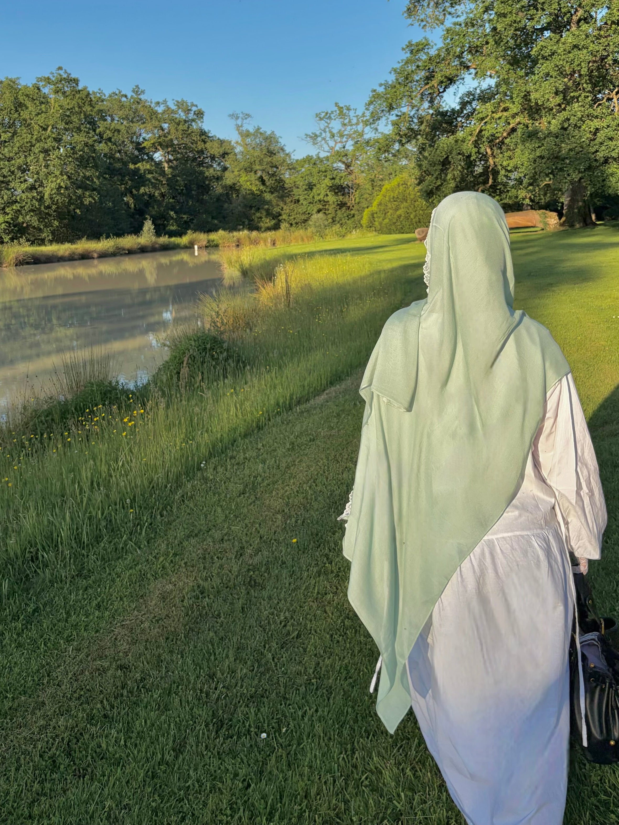 The Kathani — Vert sauge avec dentelle blanche romantique