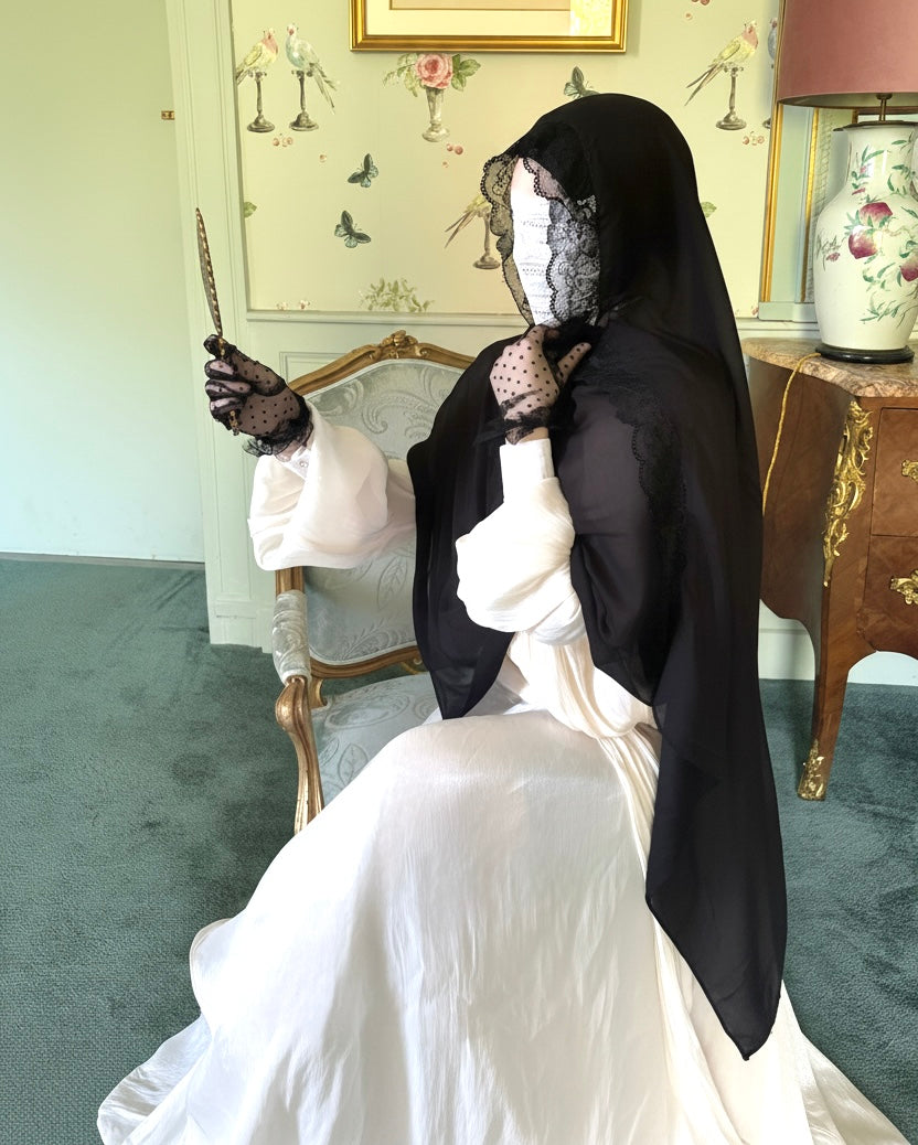 Athéna III — Noir avec dentelle florale féminine